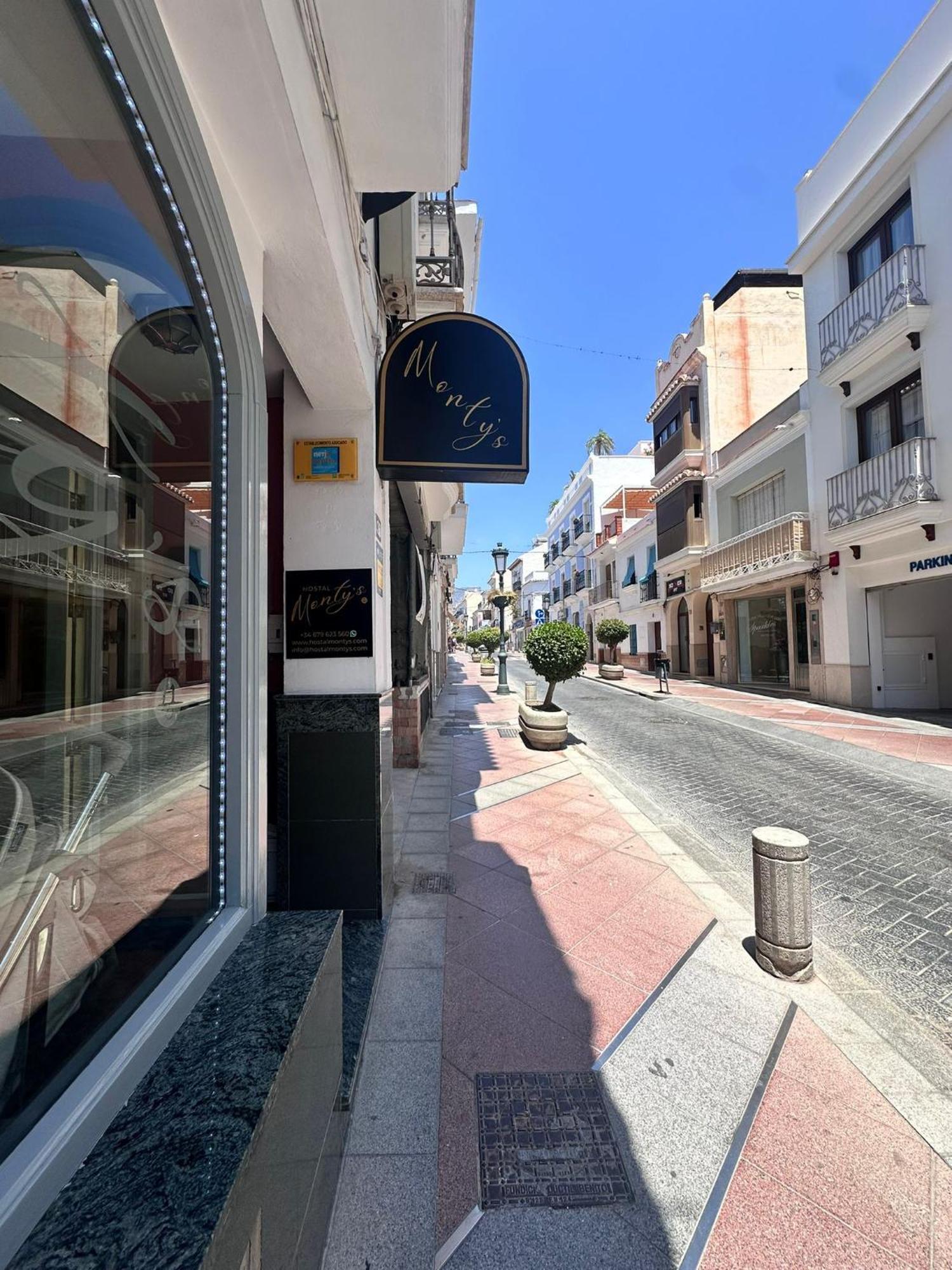 Hostal Montys Нерха Екстериор снимка