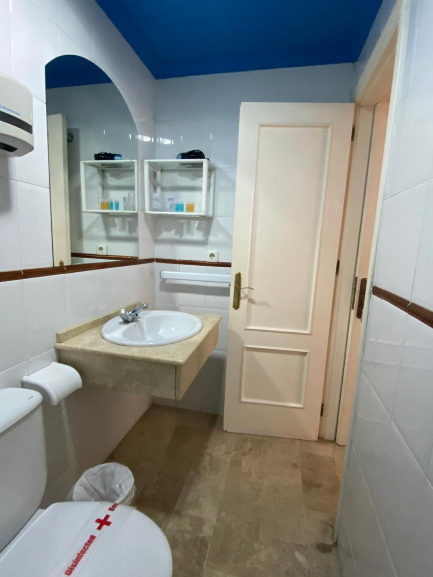 Hostal Montys Нерха Екстериор снимка