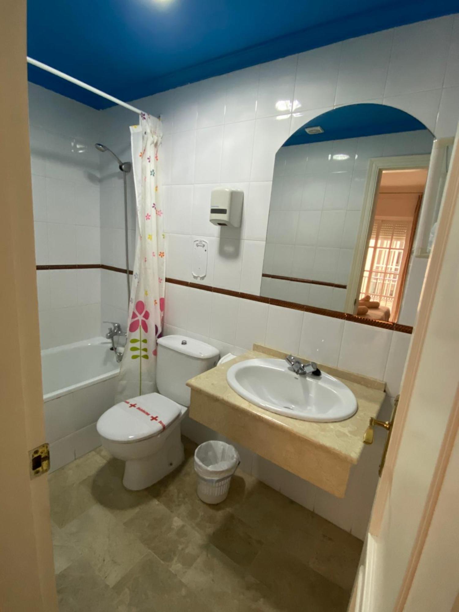 Hostal Montys Нерха Екстериор снимка
